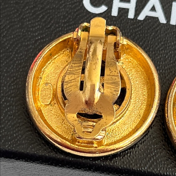 Authentic CHANEL CC Gold Logo Clip On Earrings - Picture 3 of 4